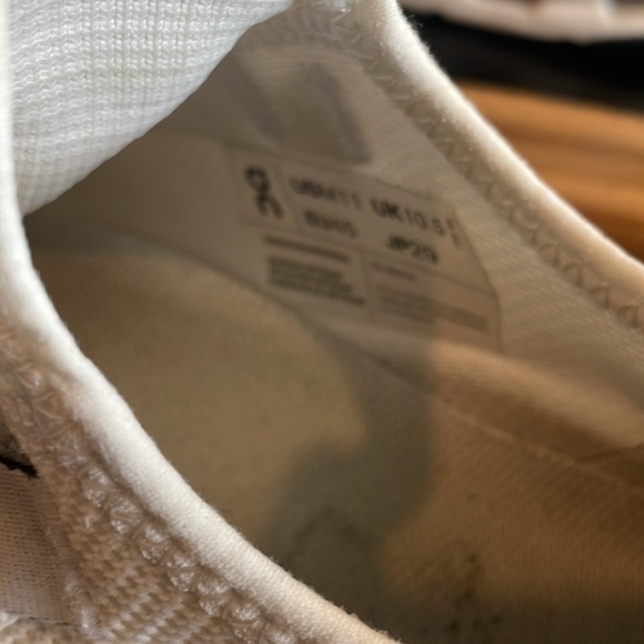 OnRunning shoes size 10.5 - Picture 3 of 4